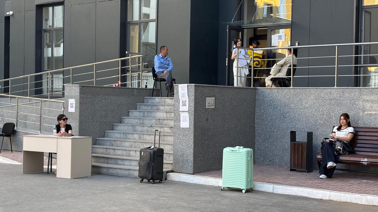 Түнгі жатақханадағы студенттер видеосы